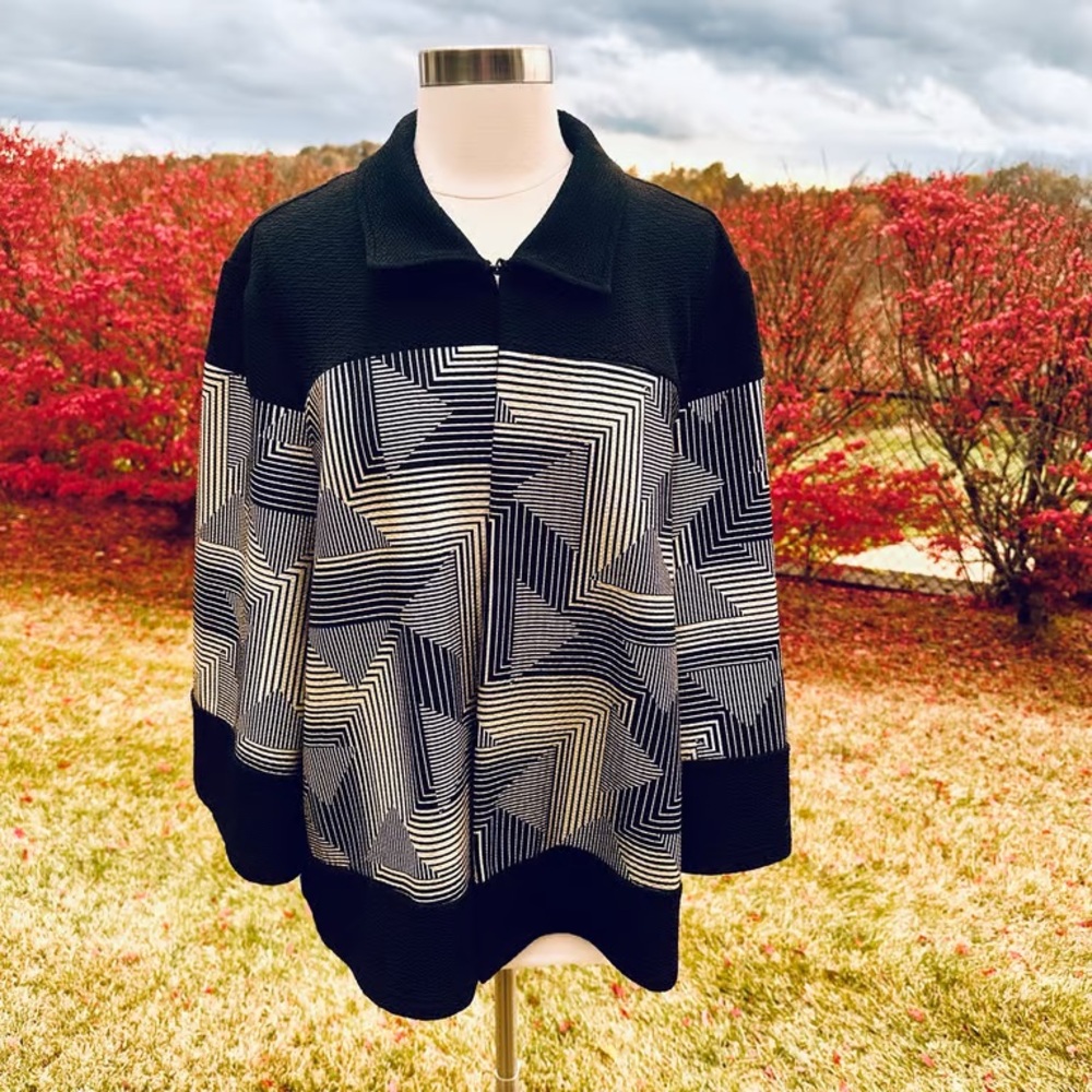Chicos Travelers Sz 3 XL 16 Black & Gold Geo Patch Textured Cropped Cape Jacket